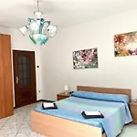 House With Large Garden, 2 Bedrooms, 2 Bathrooms, Lejlighed