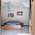 House With Large Garden, 2 Bedrooms, 2 Bathrooms, Lejlighed