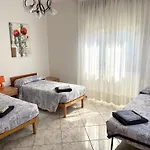 House With Large Garden, 2 Bedrooms, 2 Bathrooms, Lejlighed