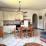 House With Large Garden, 2 Bedrooms, 2 Bathrooms, Lejlighed